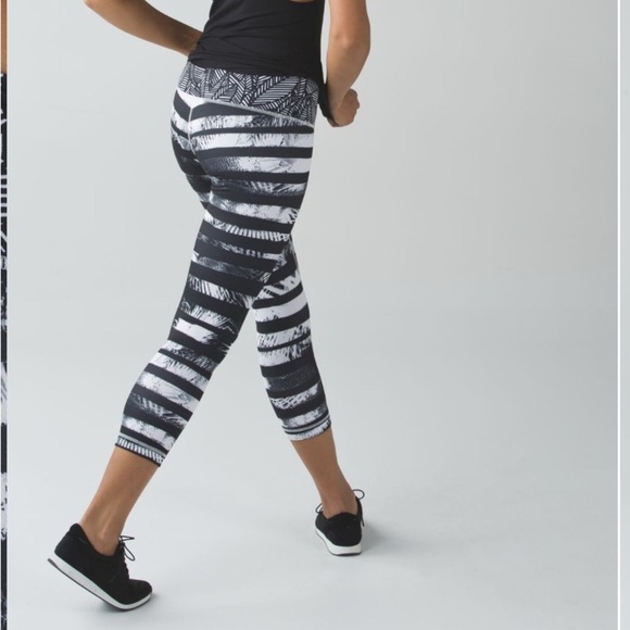 Lululemon Wunder Under Crop Shady Palms | Size 6 - Picture 1 of 5